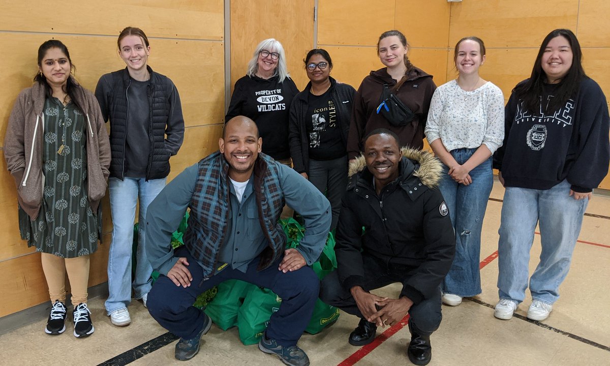 Community food smart! Thanks to all the volunteers we bagged $325 bags of fresh fruits and vegetables.