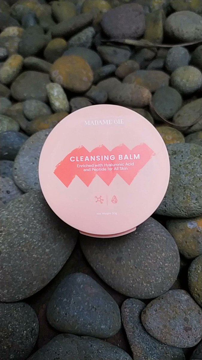 ✨Madam Gie cleansing balm
Akhirnya nyoba cleansing balm sebagai first cleanser. Aku pake dari madam gie varian warna peach yang lebih cocok untuk kulit normal cenderung kering . udah hampir 3 bulan pake ini, Alhamdulillah cocok🤗