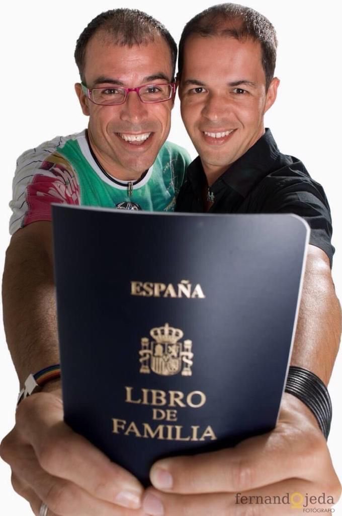 11 de junio de 2006. 
Un libro de estreno no se le quitó a ninguna familia. No dar nada por hecho, no dar las leyes por logradas, hay quien sigue cuestionando que las personas puedan tener vidas dignas… hay que estar vigilantes. 
#Orgullo 
#matrimonioigualitario