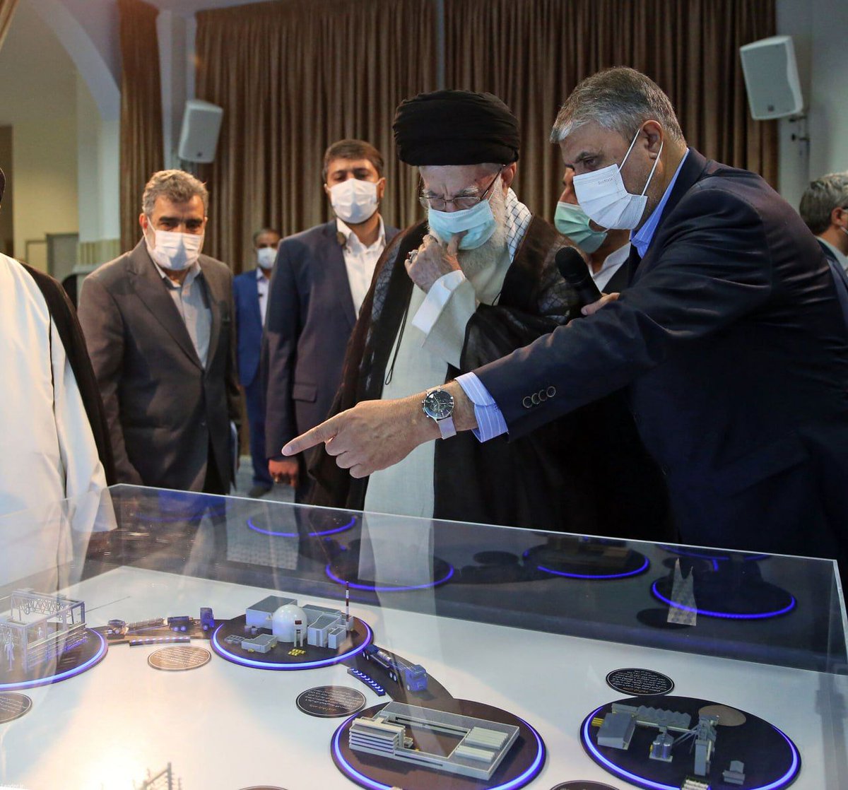Khamenei_fa's tweet photo. واقعاً ممنونم از دانشمندان و مسئولان و فعالان صنعت هسته‌ای که امروز این دیدار خوب را و این نمایشگاه عالی را برای ما تدارک دیدند. بسیار نمایشگاه خوبی بود. خشنود کننده و دلگرم کننده و بشارت‌بخش. https://t.co/QWwSlZOUih