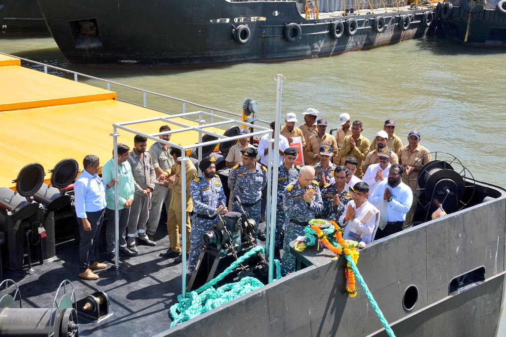 Defence_Nation's tweet photo. The 1st Barge of the series #LSAM15 (Yard 125) has been delivered to Indian Navy on 9th June 2023 by M/s Suryadipta Projects Pvt Ltd, Thane. 

Indian Navy earlier signed a Contract to procure 11 Ammunition Cum Torpedo Cum Missile (ACTCM) Barge. 🇮🇳⚓️

#ACTCM #Barge #IndianNavy https://t.co/ktcWpNxQkF