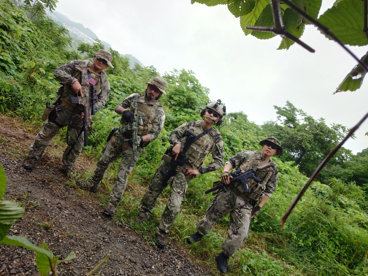 B_tapioka's tweet image. 雨でゲームは出来ませんでしたが、4人で名誉迷彩装備で撮影してました😆