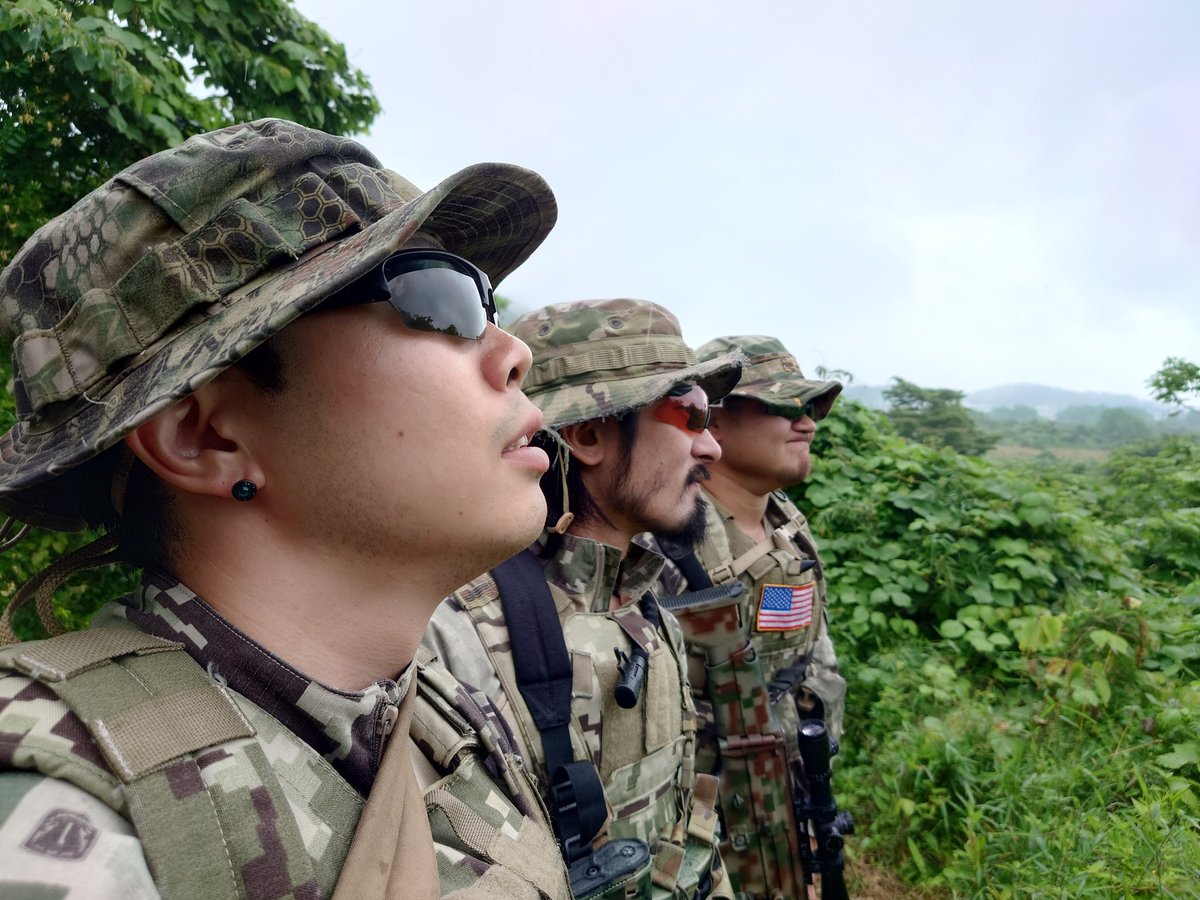 B_tapioka's tweet image. 雨でゲームは出来ませんでしたが、4人で名誉迷彩装備で撮影してました😆