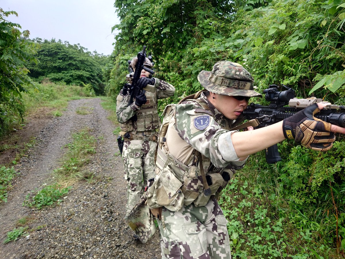 B_tapioka's tweet image. 雨でゲームは出来ませんでしたが、4人で名誉迷彩装備で撮影してました😆