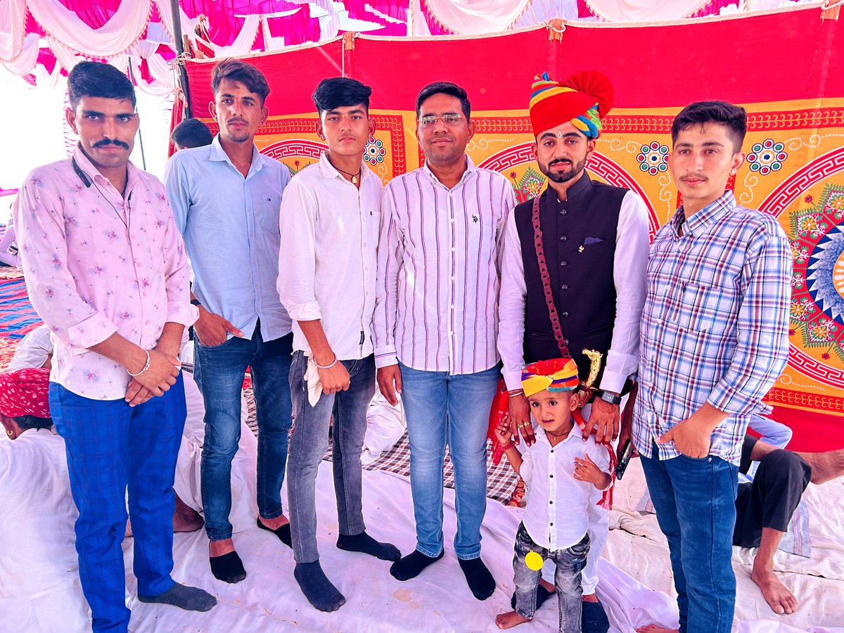 NarpatRajBarmer's tweet photo. आडेल पंचायत समिति के ग्राम पंचायत गोलिया जेतमाल में चोखाराम पुत्र श्री ठाकराराम जी मुंढन के सुपुत्र मित्र प्रवीण जी के विवाह समारोह में भाग लिया! 
#Adel #GoliyaJetmal https://t.co/zGyu3hVrU2