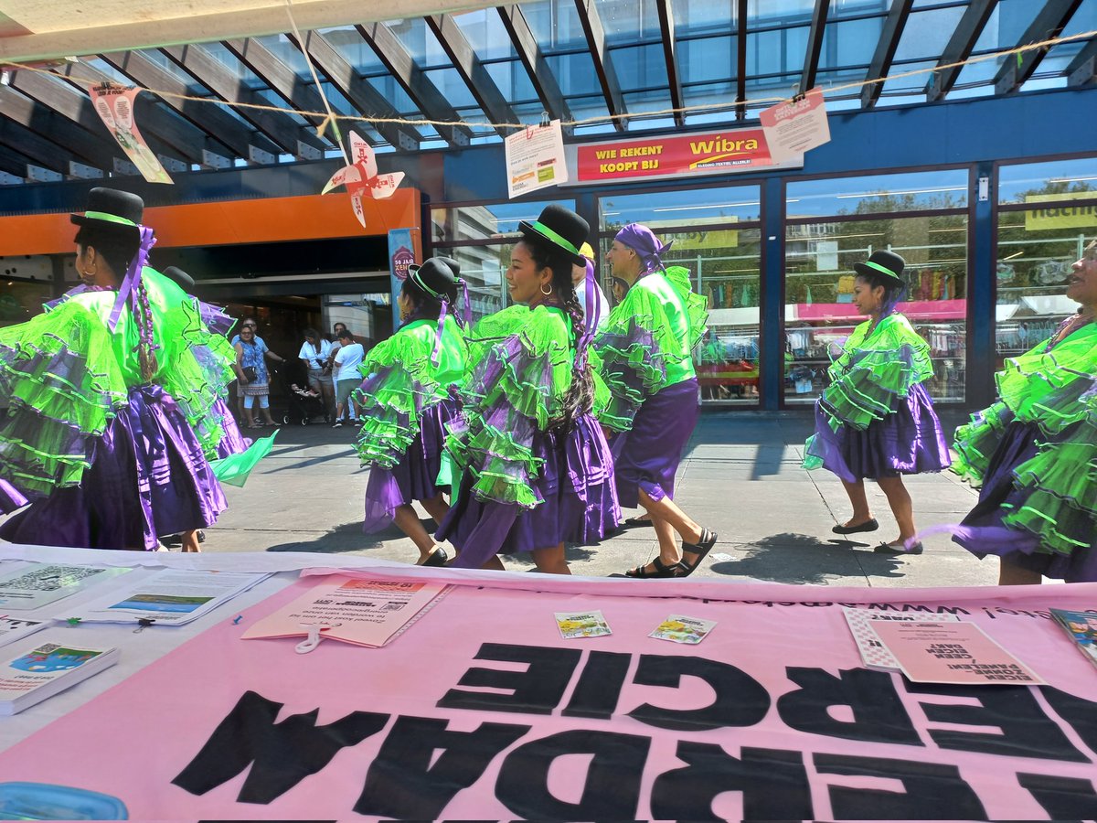 Een Zuid-Amerikaanse dansgroep danst voorbij. Het is hier zonnig en druk op de jaarmarkt in Slotermeer. En wij zijn er natuurlijk ook bij, met het verhaal over onze coöperatie en <a href="/020Wind/">Amsterdam Wind</a>.