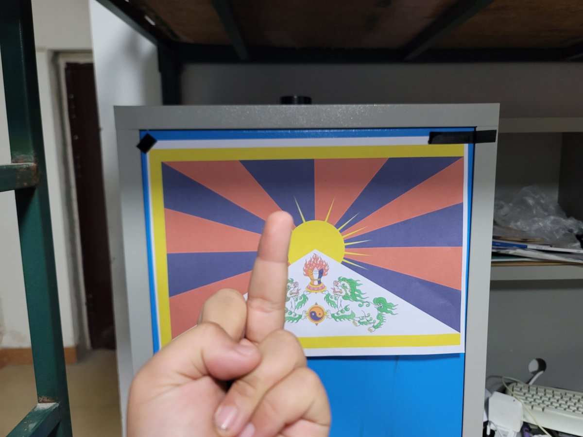 大铁棍子医院捅主任 on Twitter: 刚刚往上面吐了口痰，今天晚上我看看我再射在上面。