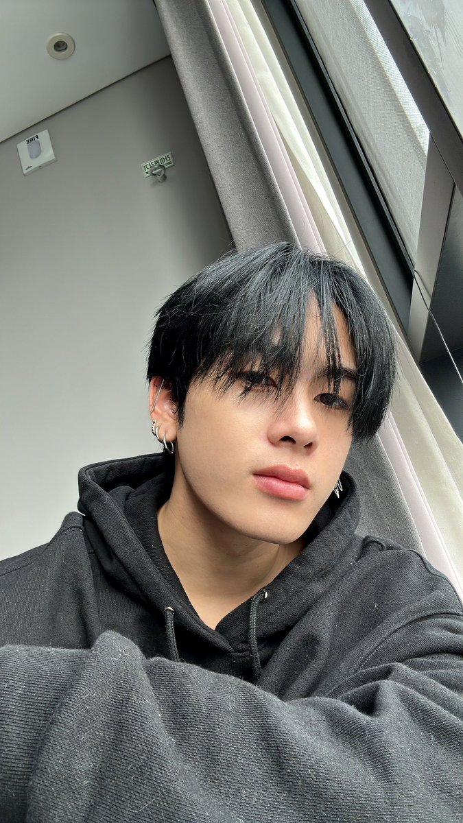 Ppsanta's tweet image. No matter which way I choose. May you guys be with me forever?❤️
#SANTA