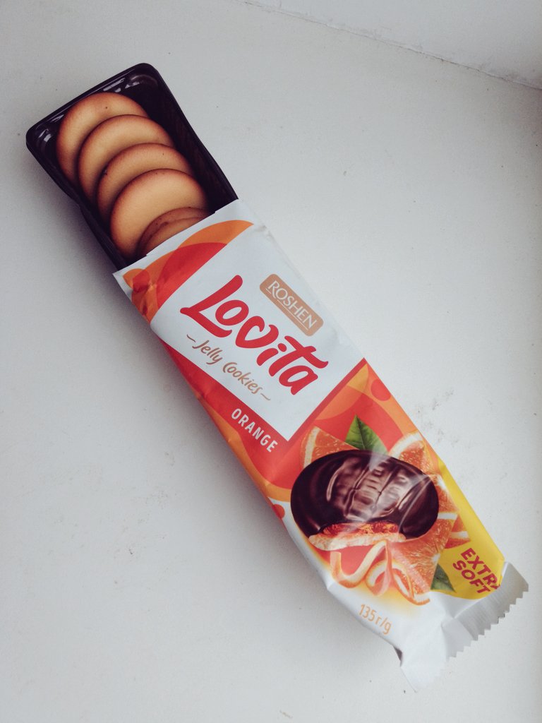 Sayaka399's tweet image. Roshenの美味しいおやつ。
ちょっと苦味のあるママレードとチョコはとても良き。昔好きだったJaffyというものに似ているけれど、Roshenのものはクッキーが柔らかくてちょっと物足りない。やはり全粒粉のクッキー方が好き。Jaffyクッキーを合体できたら完璧なのに。(遠い記憶)
#ウクライナ在住 #Roshen