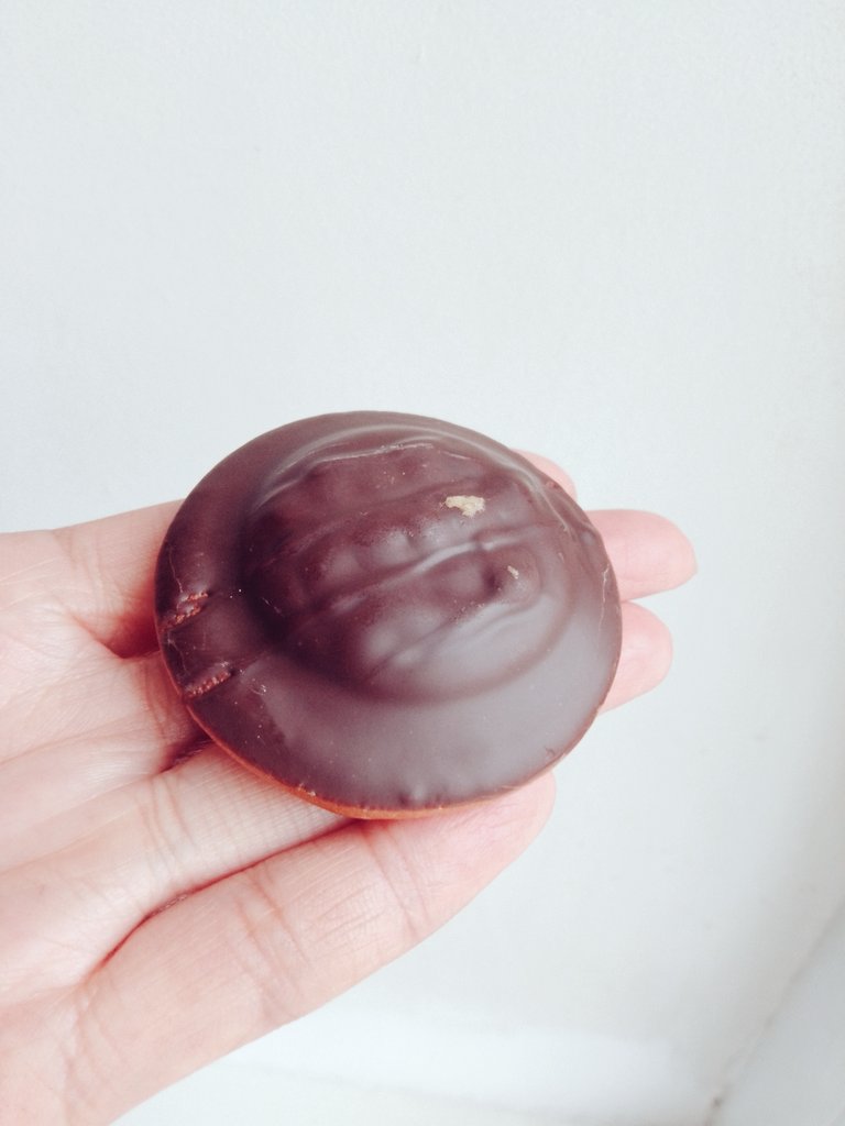 Sayaka399's tweet image. Roshenの美味しいおやつ。
ちょっと苦味のあるママレードとチョコはとても良き。昔好きだったJaffyというものに似ているけれど、Roshenのものはクッキーが柔らかくてちょっと物足りない。やはり全粒粉のクッキー方が好き。Jaffyクッキーを合体できたら完璧なのに。(遠い記憶)
#ウクライナ在住 #Roshen