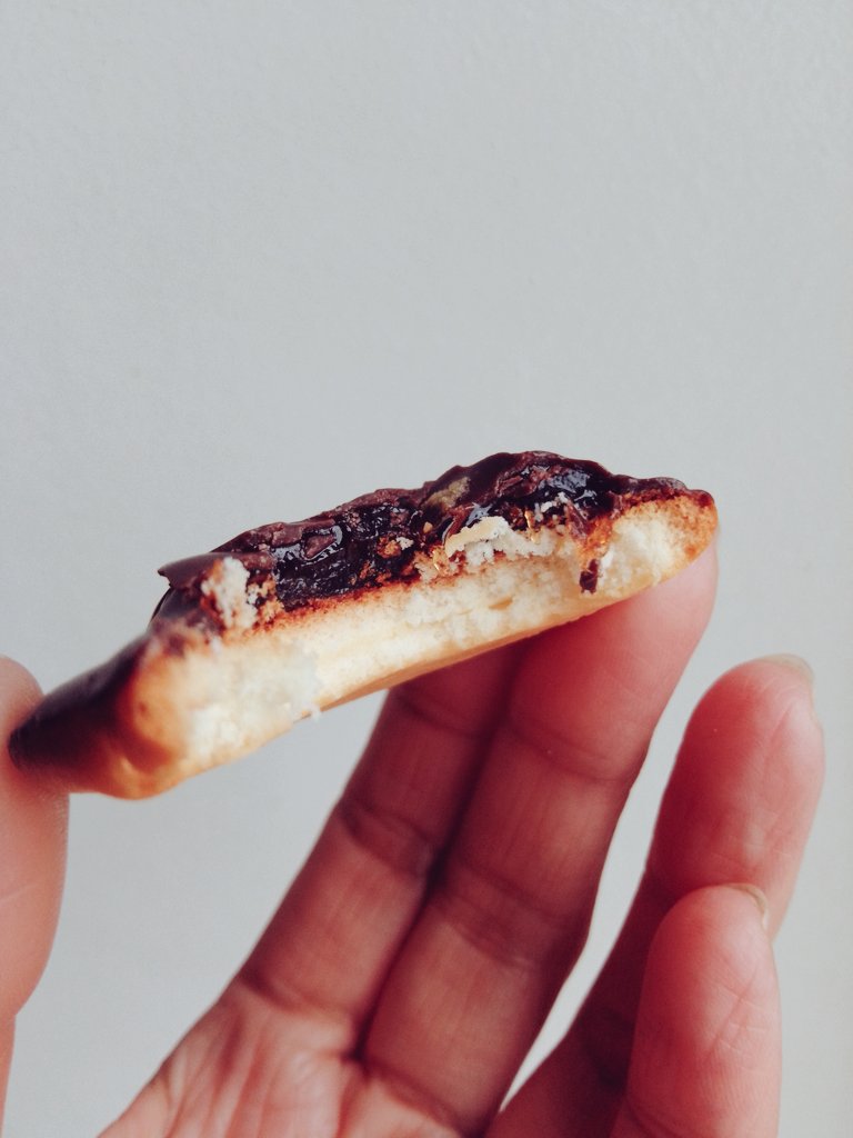 Sayaka399's tweet image. Roshenの美味しいおやつ。
ちょっと苦味のあるママレードとチョコはとても良き。昔好きだったJaffyというものに似ているけれど、Roshenのものはクッキーが柔らかくてちょっと物足りない。やはり全粒粉のクッキー方が好き。Jaffyクッキーを合体できたら完璧なのに。(遠い記憶)
#ウクライナ在住 #Roshen