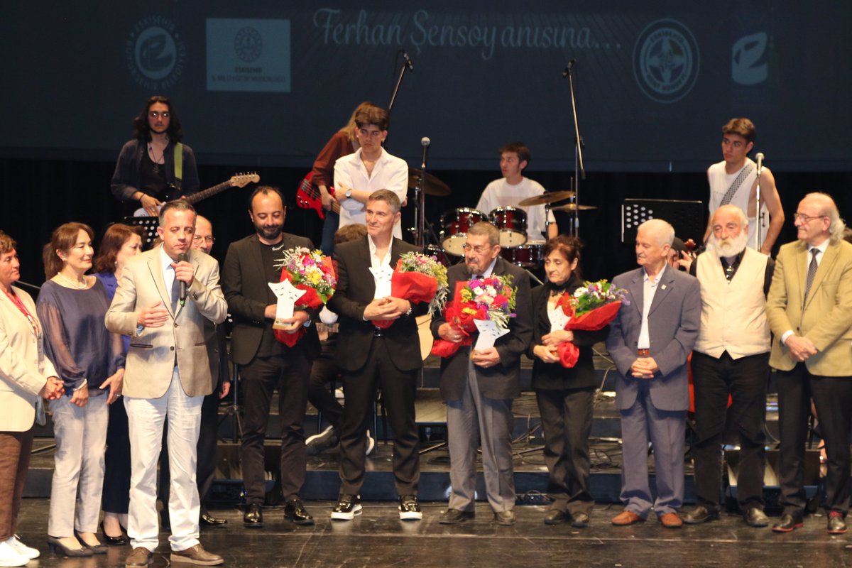 Usta tiyatro sanatçımız Ferhan Şensoy anısına düzenlediğimiz Tiyatro Şenliğimizin Ödül Törenine gönüllü olarak katılarak gençlerimizin heyecanını paylaşan usta tiyatro sanatçılarımız Zihni Göktay'a, <a href="/HikmetKormukcu/">Hikmet Körmükçü</a>'ye,<a href="/haz_kormukcu/">Hazım Körmükçü</a> ve Sn. <a href="/gultekinmstf/">Mustafa Gültekin</a>'e teşekkür ediyoruz.💐