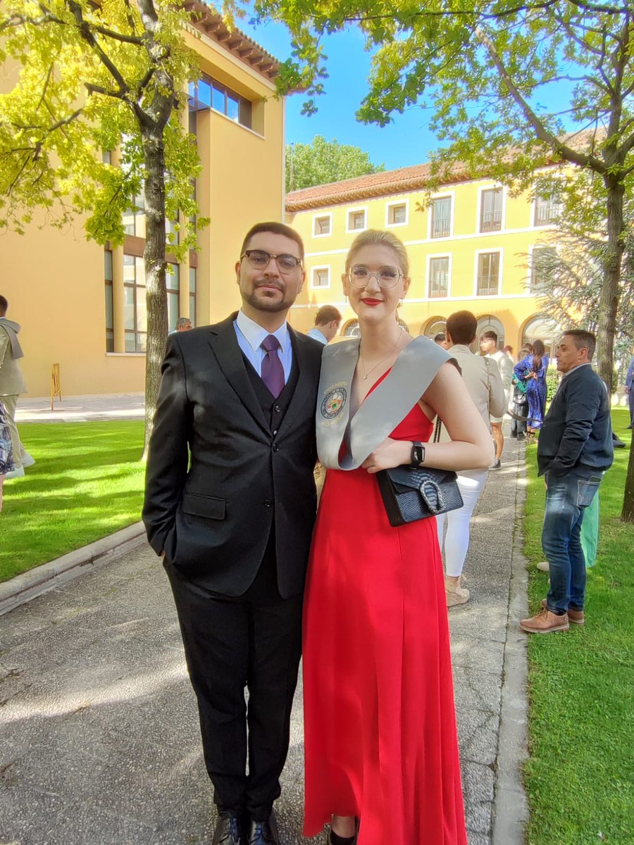 aliniuscefe's tweet photo. Graduada en enfermería.
Super feliz junto a la gran persona que siempre me ha acompañado y me ha apoyado @SirSoto25  y mis locas compañeras. https://t.co/pd3M539E6b