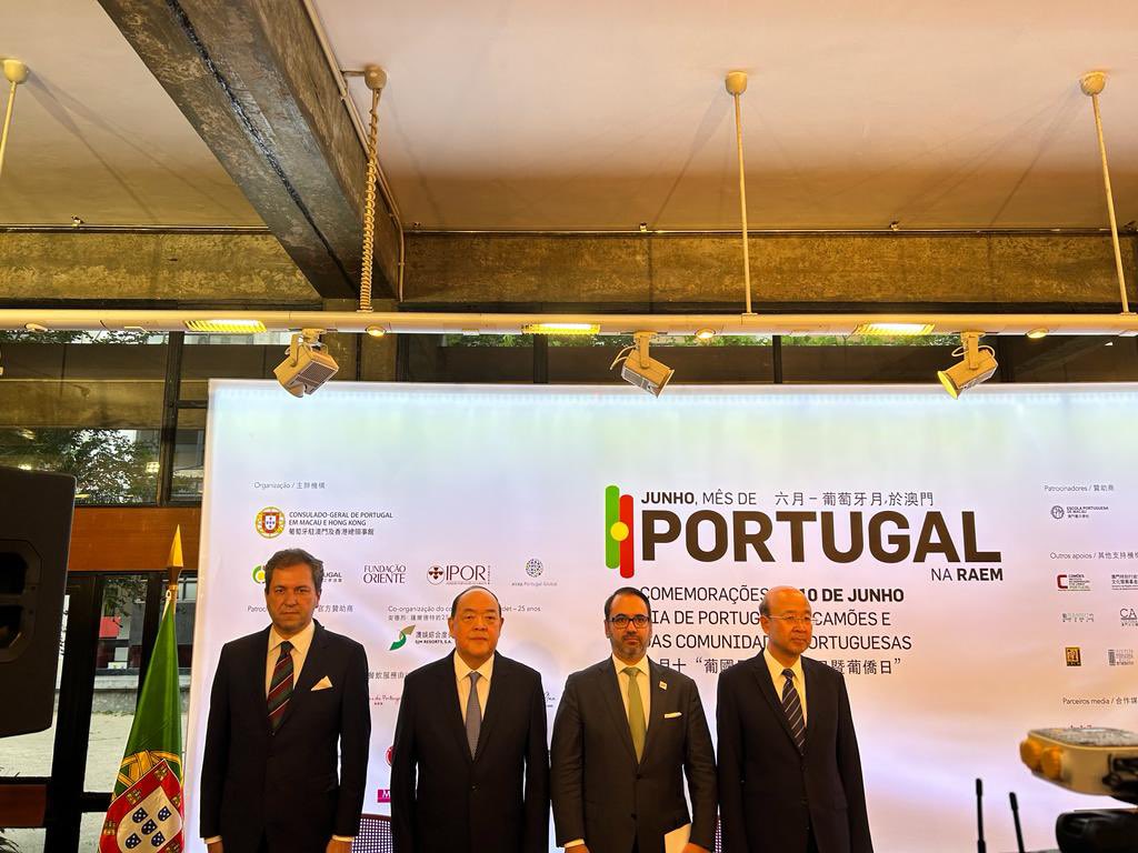 CaldasMoz's tweet photo. Tive o prazer de celebrar o 10 de junho junto da comunidade 🇵🇹 em Macau. Fui muito bem recebido não só pelo Chefe do Executivo da #RAEM mas principalmente pelo Cônsul-Geral Alexandre Leitão e pelos portugueses que dignificam e representam a cultura lusófona todos os dias. https://t.co/hkuSfDpHAm