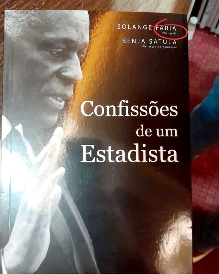 cesarchiyaya's tweet photo. E SOBRE A MORTE DE SAVIMBI? 

JES disse: “… também participei na execução de muitos homens. Não estive envolvido diretamente na execução que levou à morte de muitos homens no 27 de Maio, mas tenho uma mão manchada de sangue  tal como muitos dos meus compatriotas. 

Sinto muito, por tudo que aconteceu. Lamento muito, por não ter conseguido deixar de saciar a fome feroz e implacável dos lobos que criei.

Acreditei piamente que ao alimentá-los, estaria a garantir confiança, sem esquecer que o nosso lema sempre foi preservar aqueles que connosco lutaram e estiveram na frente de combate.

Após a morte do camarada Jonas Savimbi, independentemente de termos posto um ponto final às guerrilhas, o mesmo fantasma veio ao de cima: o receio da UNITA voltar a reagrupar as suas tropas, uma vez que muitos dos seus generais e dirigentes ainda estavam vivos, tais como o general Numa, Isaías Samakava, general Kamorteiro, o camarada Abel, entre outros, que eram os cérebros pensantes, que faziam movimentar as peças de xadrez na guerrilha militar.

O plano sempre foi matar Jonas Savimbi, só assim conseguiríamos travar o único obstáculo que nos impedia de alcançar o objectivo de transformar Angola num só povo, uma só nação. 

A concentração da nossa guerrilha sempre esteve focada no sul de Angola, uma vez que era a zona preferencial do camarada Jonas
Savimbi.

Tínhamos concentrado o nosso esforço estratégico na zona da Jamba, particularmente, no Bailundo.

Tínhamos recebido informações de que o camarada Jonas Savimbi tinha a sua vida concentrada nessa zona.

Claro que não confirmei presencialmente essas informações, eram relatos que me chegavam dos generais que estavam na frente da guerrilha.

Eram eles que me faziam chegar essas informações através dos assessores e auxiliares que me serviram durante longos anos.

Fazer parar o camarada Jonas Savimbi foi um processo complexo e difícil, porque como vós sabeis Jonas Savimbi foi um camarada que sempre  esteve presente nos movimentos da luta pela libertação de Angola, e por isso, tivemos dificuldades acrescidas.

Porque ele dominava alguns dossiês de todo o processo da luta de libertação e dominava o sul do país. 

Tinha as suas tropas, era um intelectual, podemos dizer que era um assimilado acima da média…”

In:  “Confissões de um Estadista(pag. 61 a 62)”.

E até lá, estou-me nas tintas