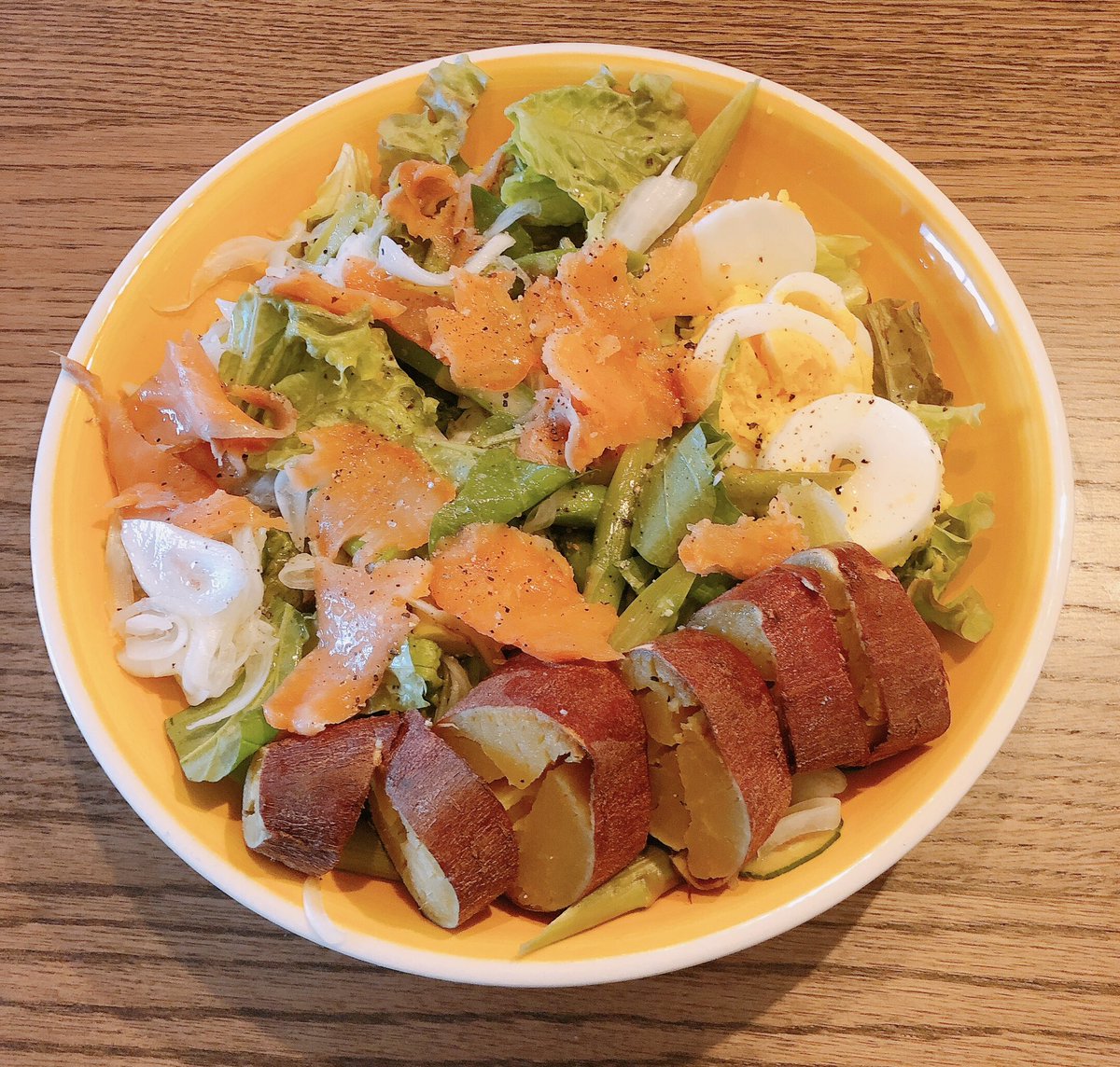 Licha2228's tweet photo. あれ？
先々��まで…こんなナイスなサラダ
食べてたんだっけ？

ますばゆで卵のストックから作ろ🥚 https://t.co/IIxzOyafaN