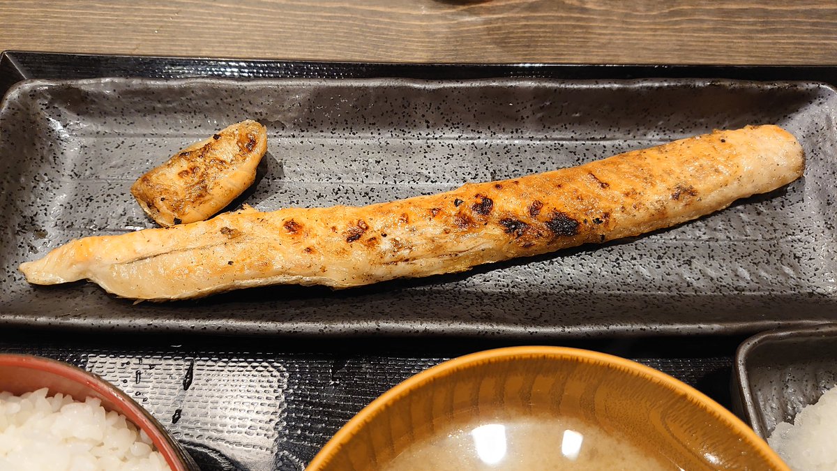 晩飯。
なんばにちょっと前にできた「しんぱち食堂」

サーモンハラス定食。

いや美味かったわ。