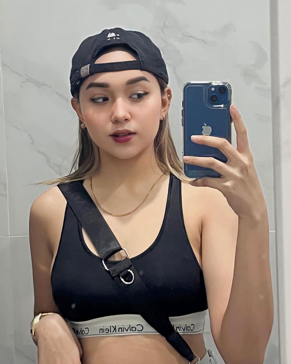 AshDeGuzman17's tweet photo. OOTD FOR TODAYS VIDEO https://t.co/5ATw1L8Dfo