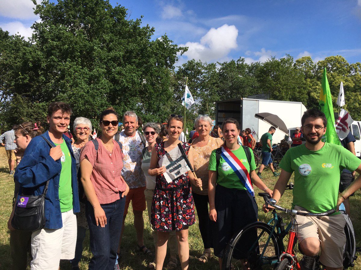 LouisePahun's tweet photo. Contre l'extraction effrénée du sable, pour la préservation de nos terres agricoles en Loire Atlantique et partout ailleurs. 

Nous sommes le vivant qui se défend. 

#findecarriere #nobassaran  #nosablaran https://t.co/MRKzOLuXhl