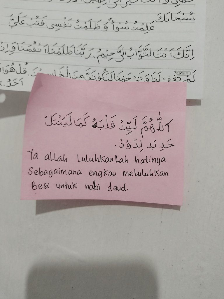iyaakualfin's tweet image. Numpang sholat di kamar temen, nemu doa ginian ♥︎