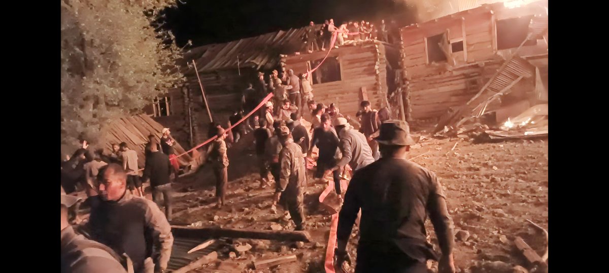 ChinarcorpsIA's tweet photo. #ChinarWarriors to the rescue.

A fire broke out in Mazgund, #Gurez yesterday. Chinar Warriors swung into action &amp; assisted the Fire Dept in dousing the fire, preventing it from spreading and provided medical aid to affected #citizens.

#Kashmir
@adgpi
@NorthernComd_IA https://t.co/pgvbZbuRRe