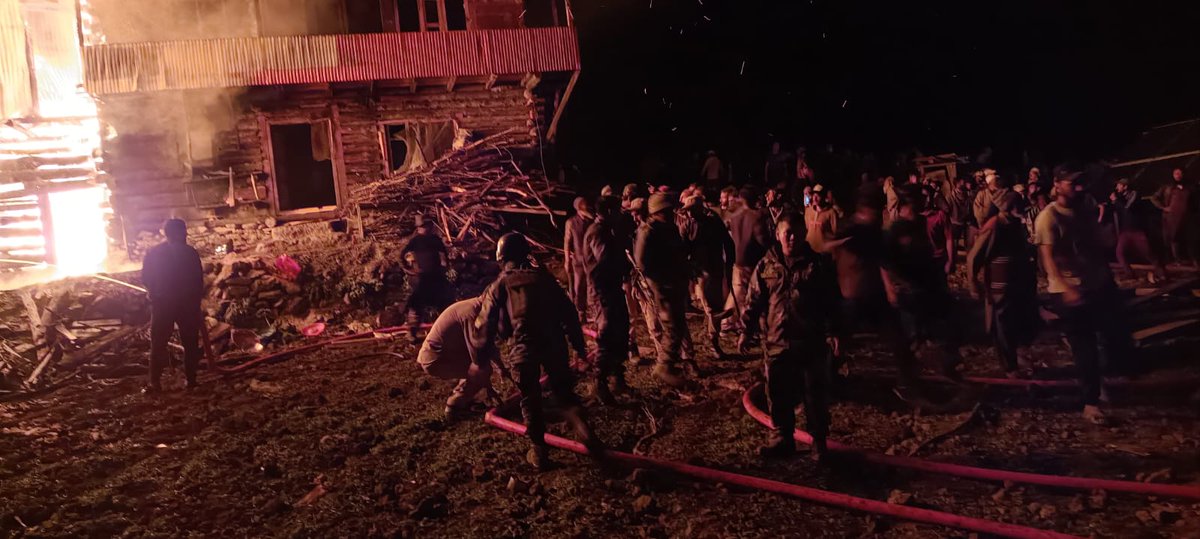 ChinarcorpsIA's tweet photo. #ChinarWarriors to the rescue.

A fire broke out in Mazgund, #Gurez yesterday. Chinar Warriors swung into action &amp; assisted the Fire Dept in dousing the fire, preventing it from spreading and provided medical aid to affected #citizens.

#Kashmir
@adgpi
@NorthernComd_IA https://t.co/pgvbZbuRRe