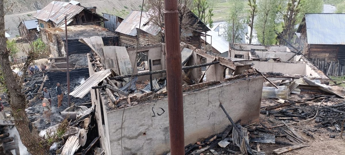 ChinarcorpsIA's tweet photo. #ChinarWarriors to the rescue.

A fire broke out in Mazgund, #Gurez yesterday. Chinar Warriors swung into action &amp; assisted the Fire Dept in dousing the fire, preventing it from spreading and provided medical aid to affected #citizens.

#Kashmir
@adgpi
@NorthernComd_IA https://t.co/pgvbZbuRRe