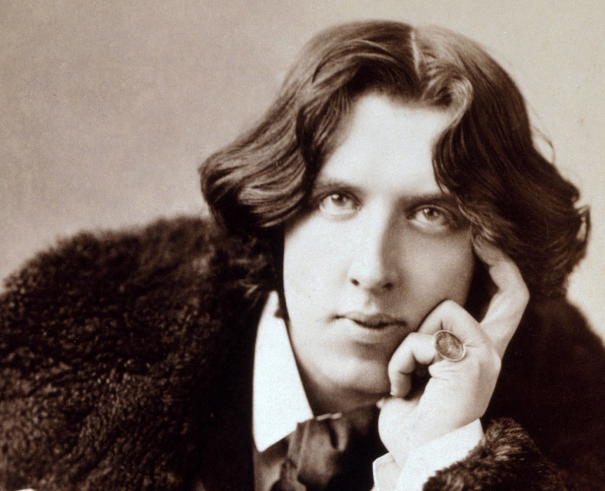 Pioneering literary executor Florence Balcombe had been engaged to Oscar Wilde until he decided they worked better as friends! Spurned Florence married another notable Dubliner - Bram Stoker, author of Dracula. #FolkloreSunday #PrideMonth2023