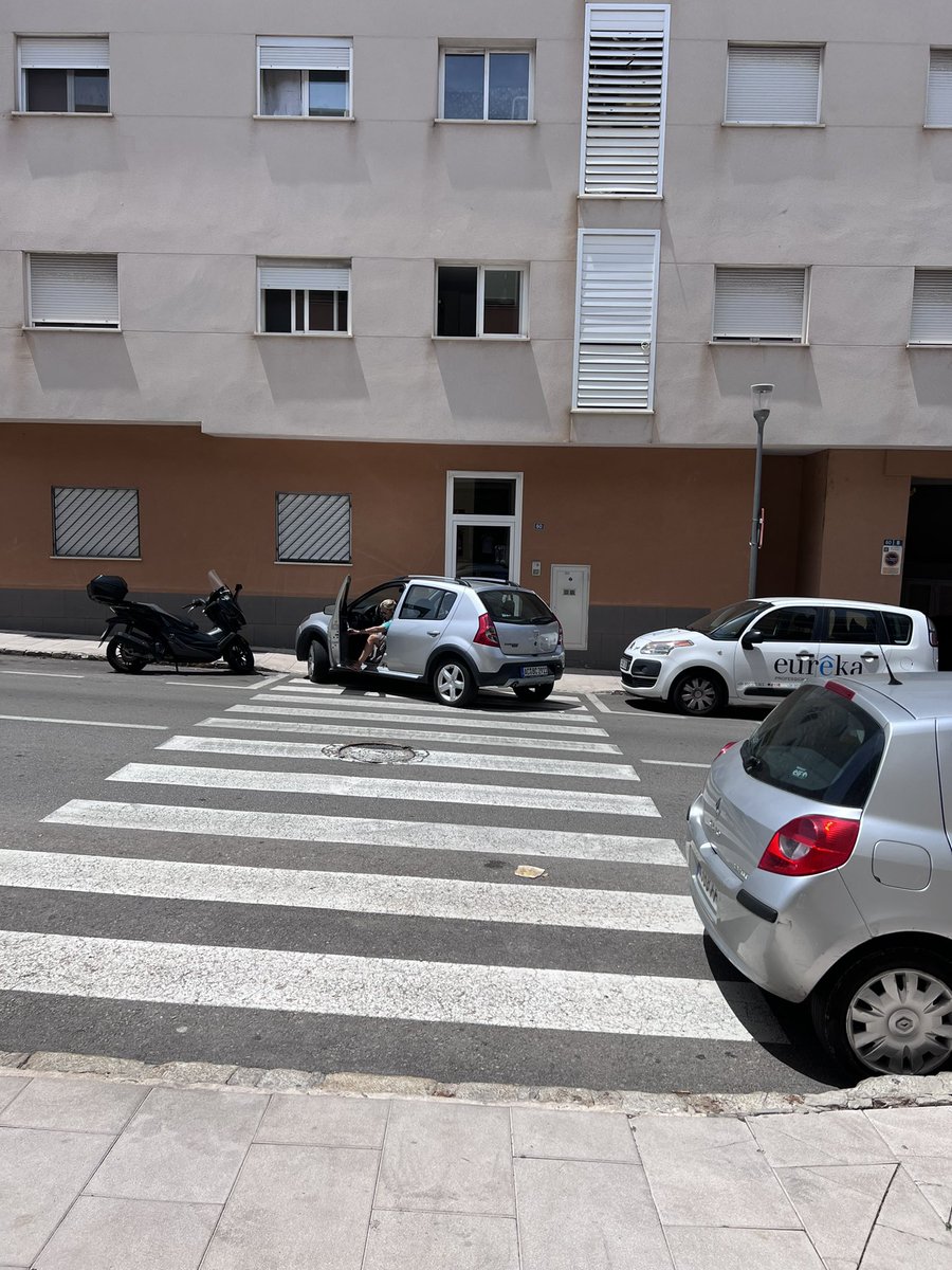 MEnfadat's tweet photo. Ara mateix davant el Müller d’Andratx #ajuntamentandratx Pensau fer res?? https://t.co/JTlXspf1Et
