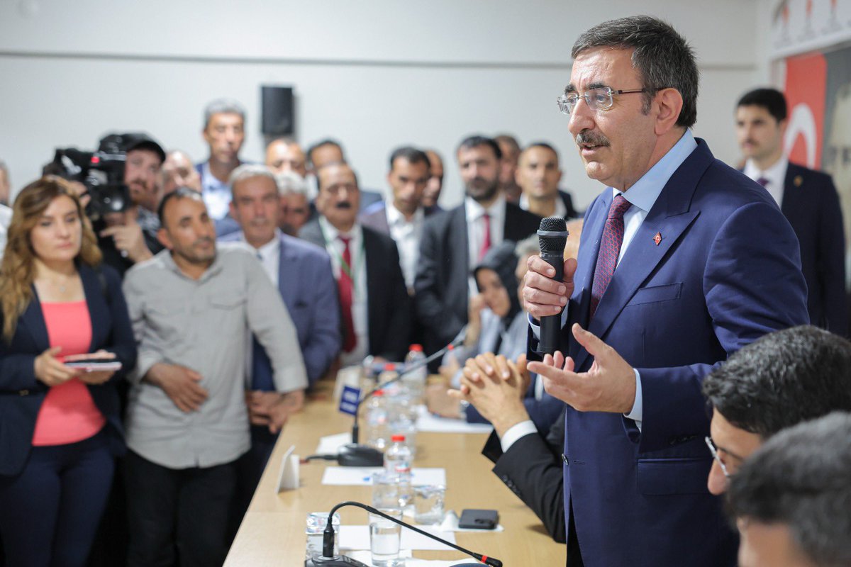 _cevdetyilmaz's tweet photo. AK Parti Bingöl İl Başkanlığımızı ziyaret ederek, teşkilatımızla buluştuk.

28 Mayıs Cumhurbaşkanlığı seçimlerinde Cumhurbaşkanımıza güçlü destek veren Bingöllü kardeşlerimize ve çalışmaları için teşkilatımıza yürekten teşekkür ediyorum. https://t.co/s44bj4vXgv
