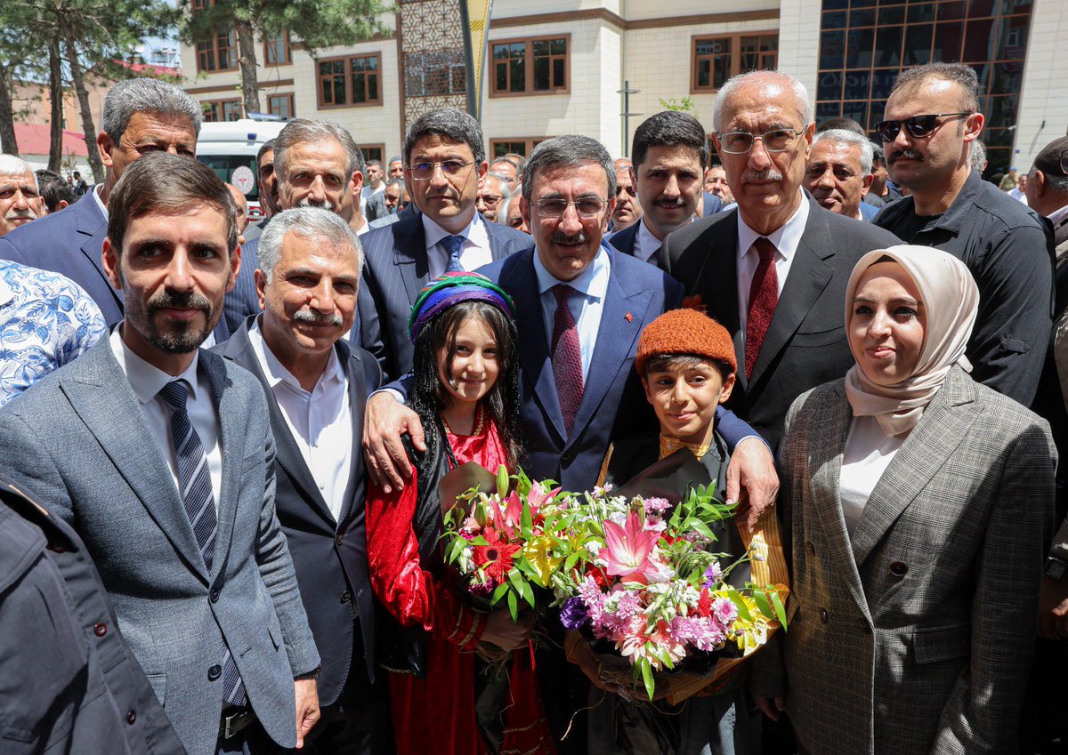_cevdetyilmaz's tweet photo. AK Parti Bingöl İl Başkanlığımızı ziyaret ederek, teşkilatımızla buluştuk.

28 Mayıs Cumhurbaşkanlığı seçimlerinde Cumhurbaşkanımıza güçlü destek veren Bingöllü kardeşlerimize ve çalışmaları için teşkilatımıza yürekten teşekkür ediyorum. https://t.co/s44bj4vXgv