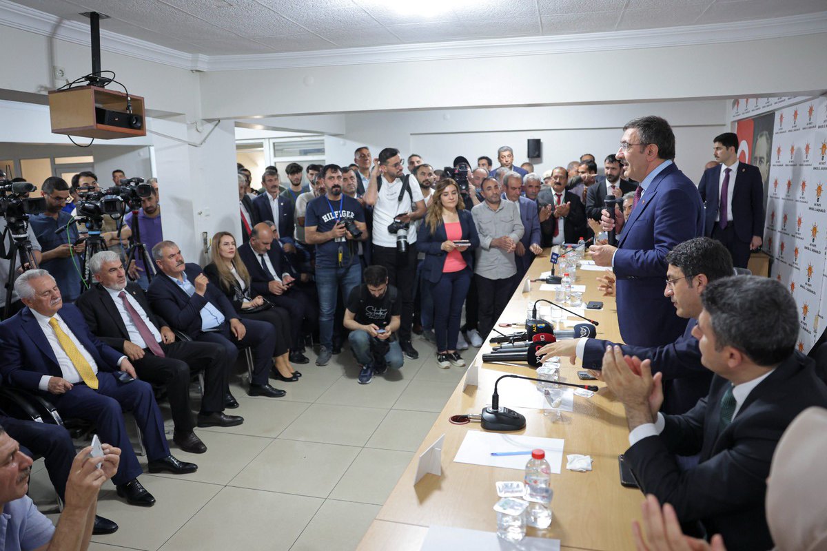 _cevdetyilmaz's tweet photo. AK Parti Bingöl İl Başkanlığımızı ziyaret ederek, teşkilatımızla buluştuk.

28 Mayıs Cumhurbaşkanlığı seçimlerinde Cumhurbaşkanımıza güçlü destek veren Bingöllü kardeşlerimize ve çalışmaları için teşkilatımıza yürekten teşekkür ediyorum. https://t.co/s44bj4vXgv