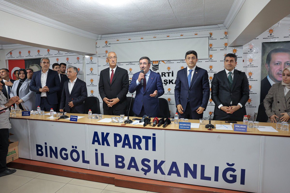 _cevdetyilmaz's tweet photo. AK Parti Bingöl İl Başkanlığımızı ziyaret ederek, teşkilatımızla buluştuk.

28 Mayıs Cumhurbaşkanlığı seçimlerinde Cumhurbaşkanımıza güçlü destek veren Bingöllü kardeşlerimize ve çalışmaları için teşkilatımıza yürekten teşekkür ediyorum. https://t.co/s44bj4vXgv