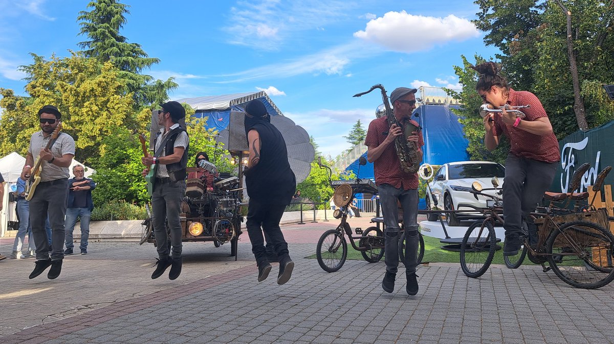 ladinamomusic's tweet photo. Buenos días Funkers!
Os dejamos algunas fotos
de nuestro paso por las @nochesbotanico. En unos días nos volvemos a ver!
Funk is Love 🤍
#ladinamo #musiconcycles #funkybikeband #funk #nochesdelbotanico #nochesdelbotanico2023
#momentosalhambra #festival #madrid https://t.co/lxPatvYjTZ