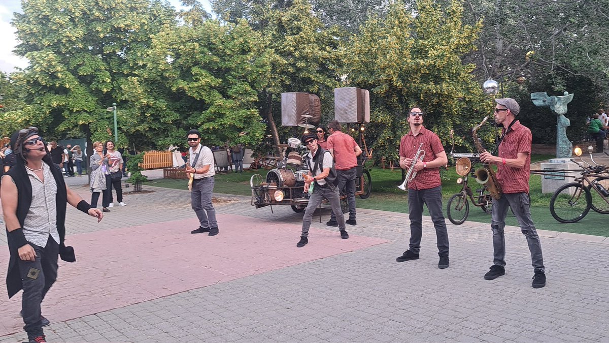 ladinamomusic's tweet photo. Buenos días Funkers!
Os dejamos algunas fotos
de nuestro paso por las @nochesbotanico. En unos días nos volvemos a ver!
Funk is Love 🤍
#ladinamo #musiconcycles #funkybikeband #funk #nochesdelbotanico #nochesdelbotanico2023
#momentosalhambra #festival #madrid https://t.co/lxPatvYjTZ