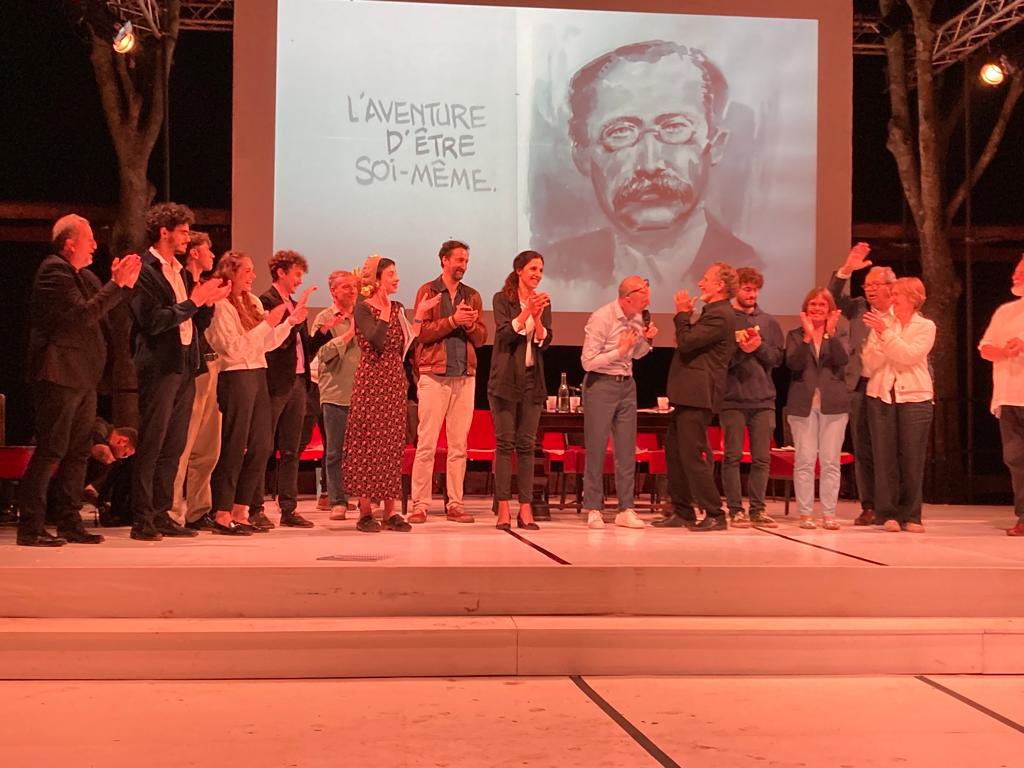 Quand la radio s’allie au théâtre ! Un immense merci au public montpelliérain hier soir, une grande émotion nous a étreints à la fin de cette première représentation au @PrintempsCom ! Léon Blum, une vie héroïque, le podcast de @franceinter adapté sur scène. #podcast #theatre