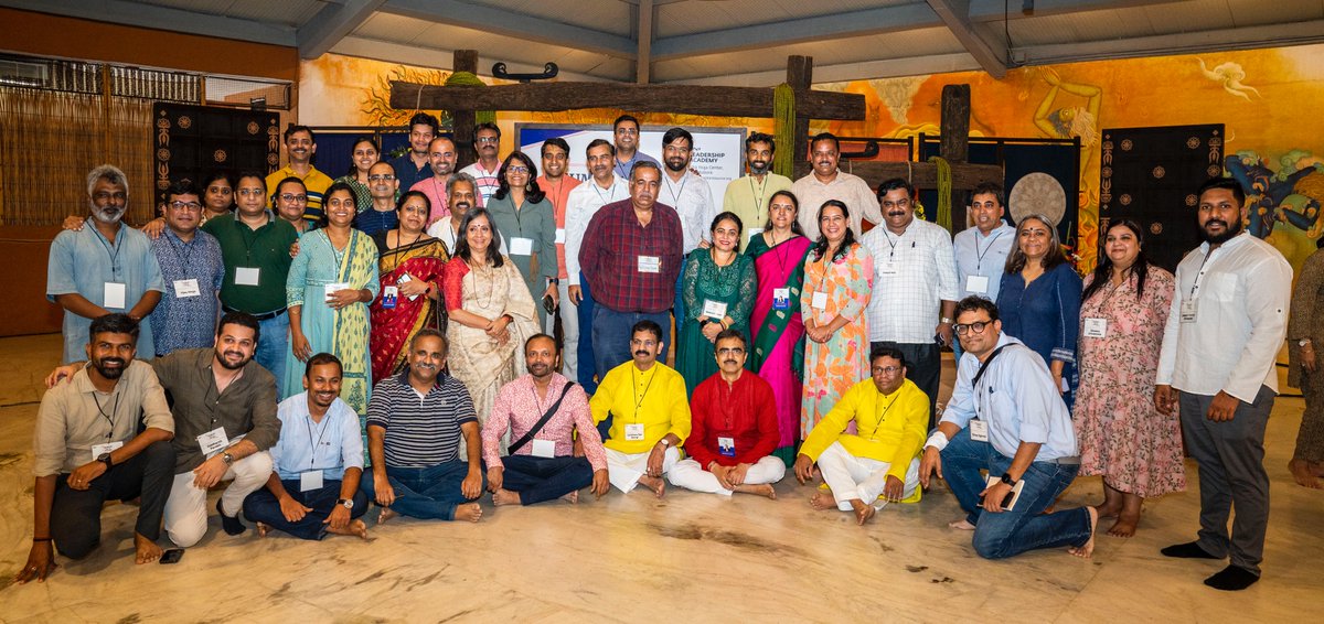 SadhguruAcademy's tweet image. And it&apos;s a wrap! The 7th edition of #humanisnotaresource comes to a close &amp;amp; it&apos;s been an amazing journey! From enriching discussions on culture and leadership to Sadhguru&apos;s ever-lucid take on the subject, the program promises to set new perspectives for leaders for years to come.