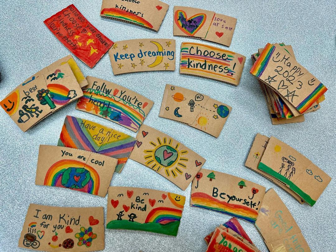 edutopia's tweet image. What a wonderful way to wrap up a school year! 🎉 

By decorating sleeves for their local coffee shop, 3rd and 4th graders learned to spread some kindness in their community, writes elementary school counselor Ms. Benitez. 🌈 ❤️