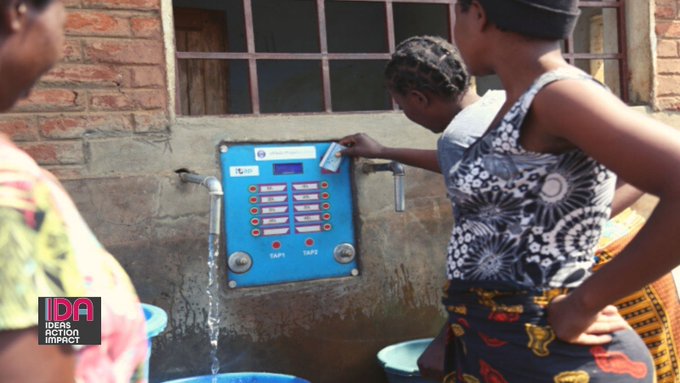 Mary Kooneka’s home in Malawi has no running water. So she frequents the limited-hours neighborhood kiosk, with cash to cover costs. 

That was until e-cards + automated 24-hr kiosks started serving thousands in Lilongwe. How #IDAworks to streamline #WASH: wrld.bg/GlJA50OIzeO