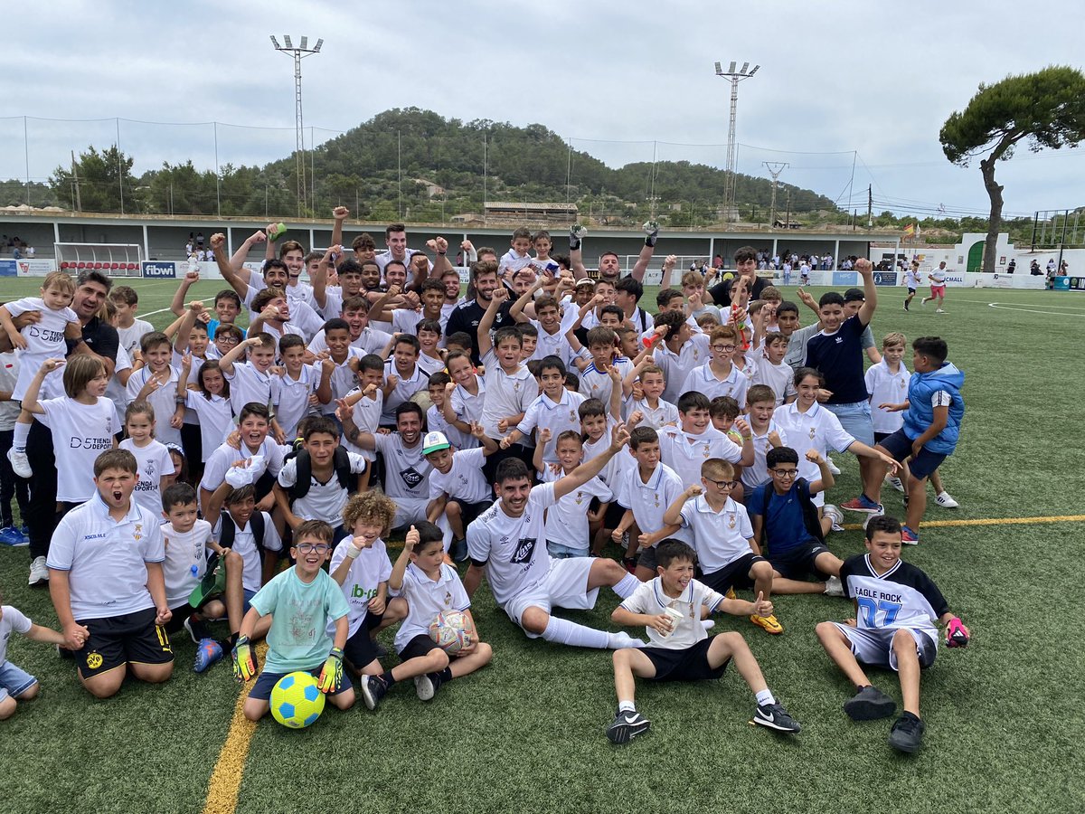 cefelanitx's tweet photo. FIIIIIIIIINAAAAAAAL!!!!!!

SOM EQUIP DE TERCERA RFEF!!!!! 

👉 CE Felanitx 2-0 Arenal https://t.co/pDRPo1uGc4