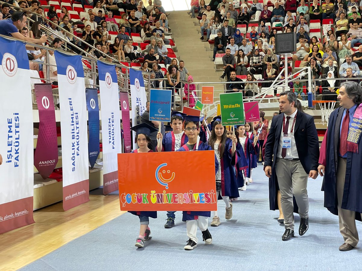 👨🏻‍🎓👩🏻‍🎓Çocuk Üniversitesinin minik mezunları mezuniyet törenine katıldı.

#AnadoluÜniversitesi