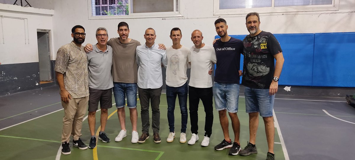 <a href="/KtolicBasket/">Bàsquet Centre Catòlic L'H</a> rindió un merecido y hermoso homenaje a mi amigo (hermano) Santi Calvis. Fue el reencuentro de generaciones más entrañable que he vivido en el baloncesto. Cuantos recuerdos! Gracias Santi. Gracias Ktolic. Siempre nos quedará el baloncesto.