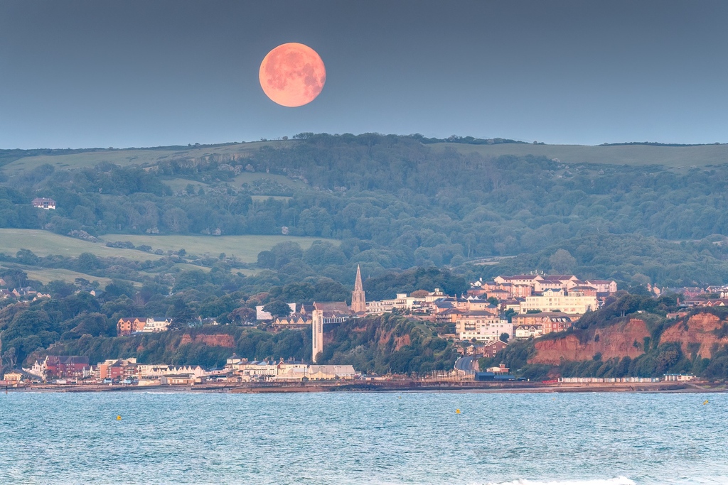 A beautiful moon setting early in the morning 🌕️
⁠
📌 Shanklin
📷️ Island Visions Photography⁠
⁠
#explorebritain #england #capturingbritain #visitengland #exploreisleofwight #greatphoto #amazing #dawn #luna #moon #wow #incredible #stunning #morning #Shanklin