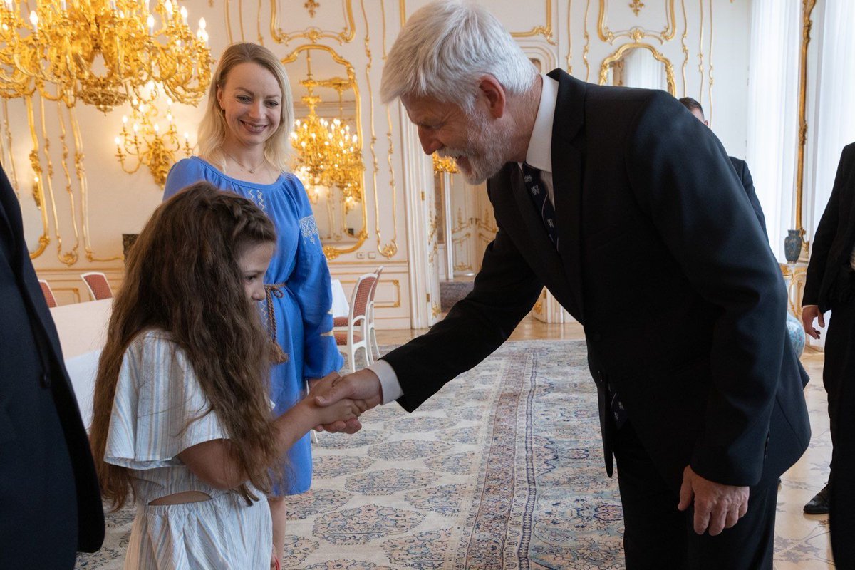 24tvua's tweet photo. #Закордон Президент Чехії зустрівся з українською дівчинкою, яку зацькували однокласники

https://t.co/y9Pe3J59GY https://t.co/qWcM5wWH4S