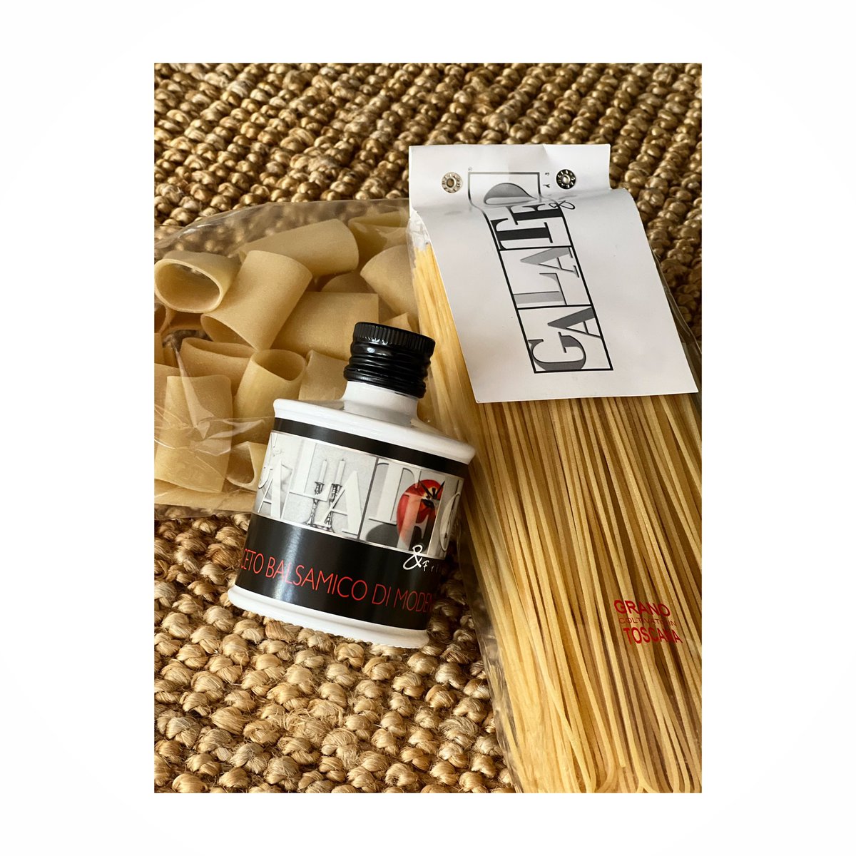 Galateofriends's tweet photo. Cose buone e belle @galateofriends #gourmetfood #acetobalsamicodimodena #pastaalgermedigrano #collezione #food #galateoatavola #concept #mood #brand #identity https://t.co/iYJsaXlsEZ