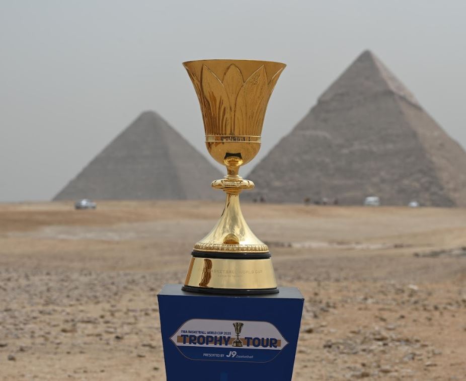 #FIBAWC 世界杯奖杯抵达世界奇迹之一😍

#NaismithTrophyTour 🏆 x #WinForEgypt 🇪🇬
