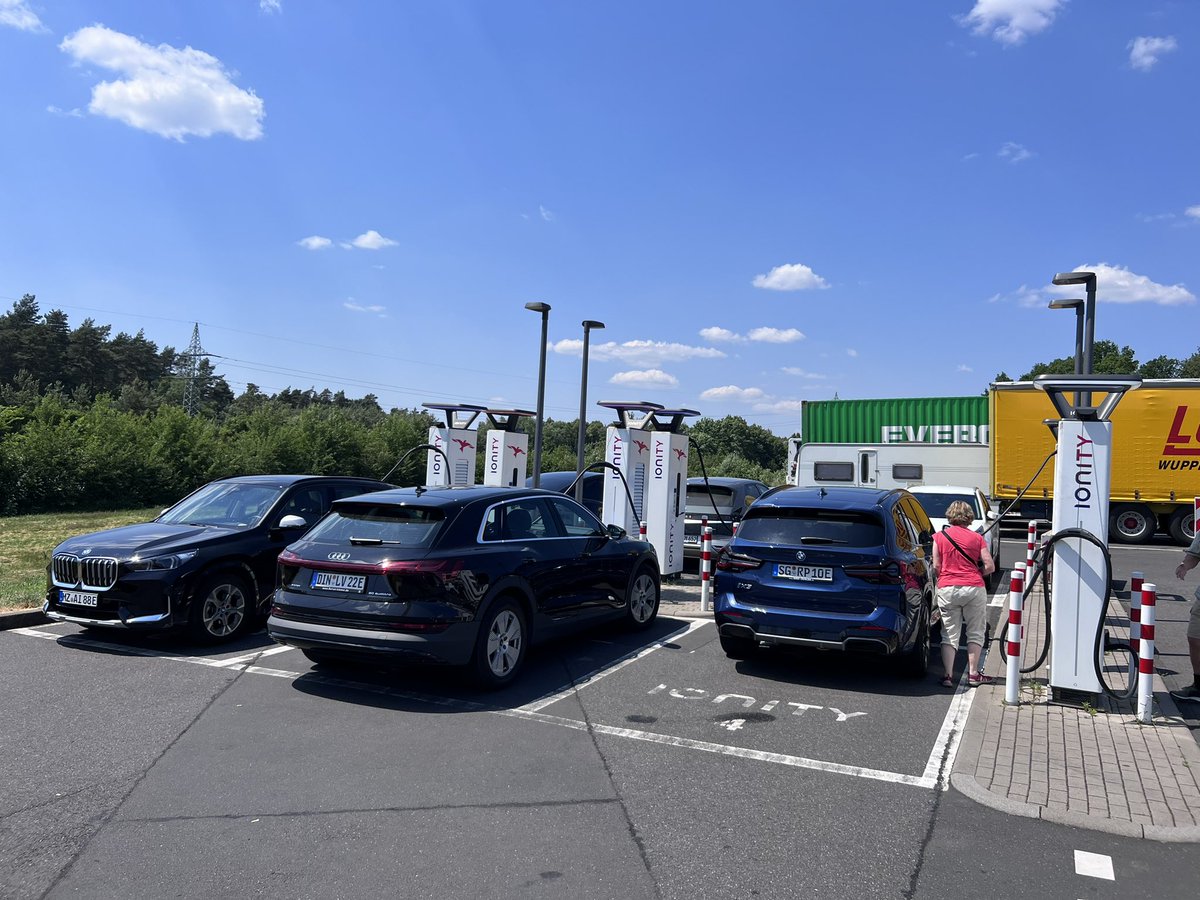 electricfelix's tweet photo. Bad Honnef; all belegt! #IONITY #cheapandfast ⚡️
11 min for 30 kWh https://t.co/P6c0cH9Es5