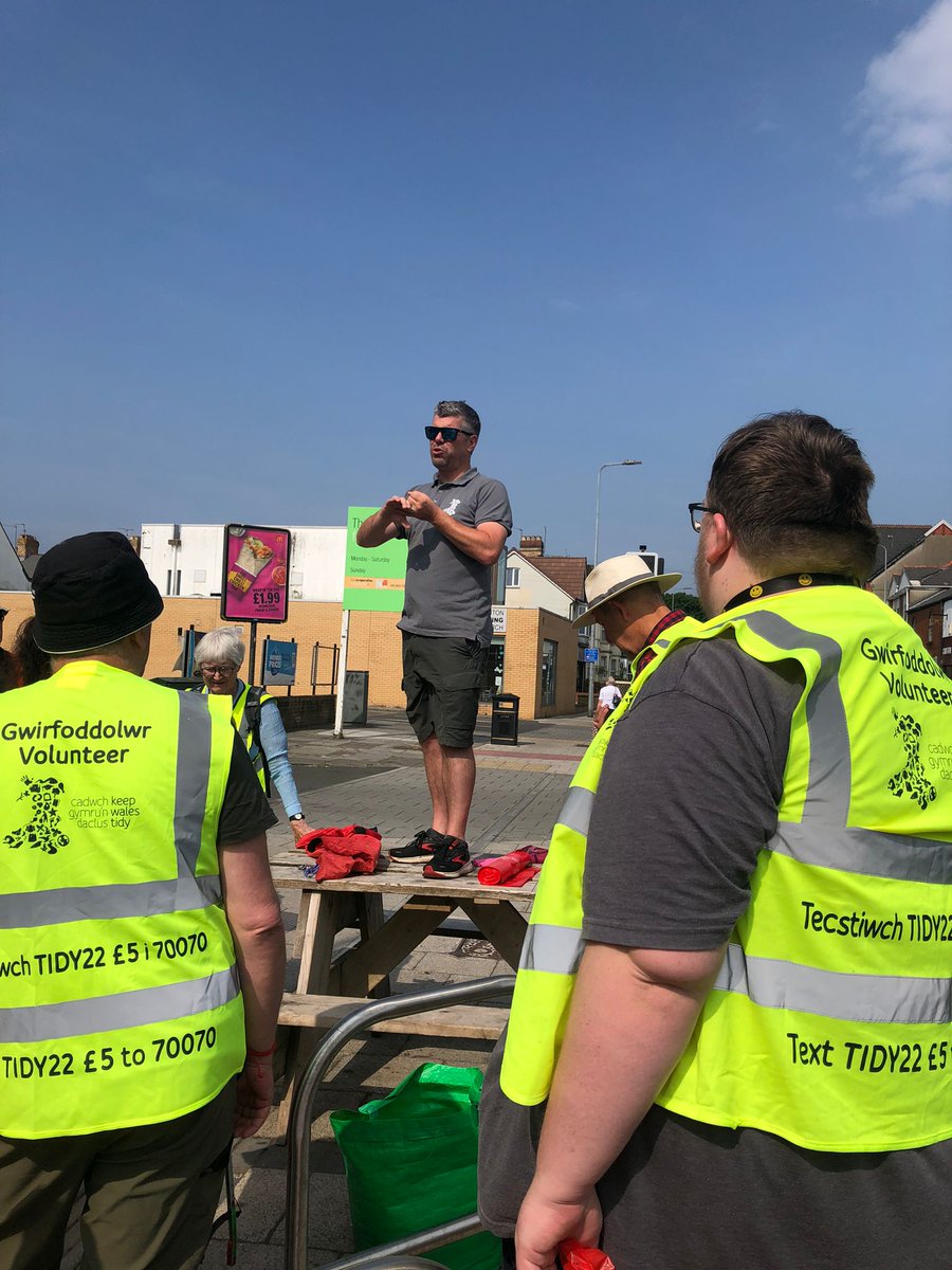 Diolch i  bawb, bore anhygoel 💚

Big thanks to everyone for an awesome morning in #Canton #Cardiff

Another new community group ready to go, huge community support with over 30 volunteers ready to help. 

#CaruCymru #KeepWalesTidy