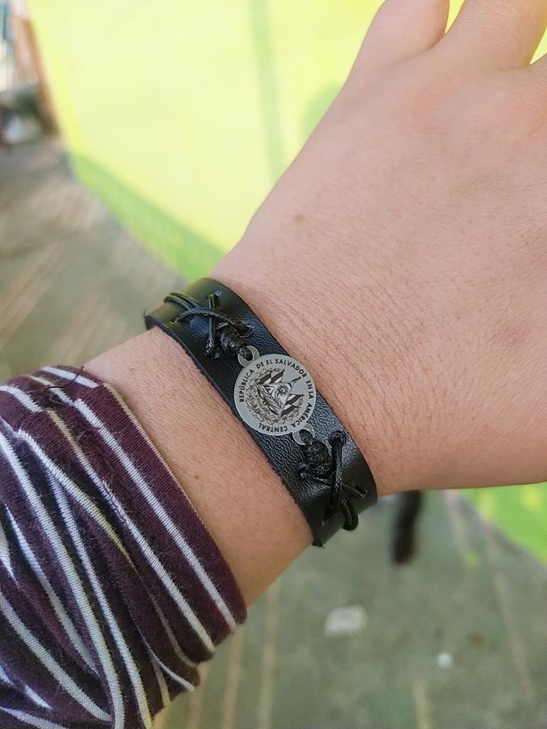 LuzBathory's tweet photo. Bonito Brazalete con el escudo de El Salvador ♥️
Precio $6.00
#Bathorystore
7094-3314 🤗🤗 https://t.co/buJ09WPs9k