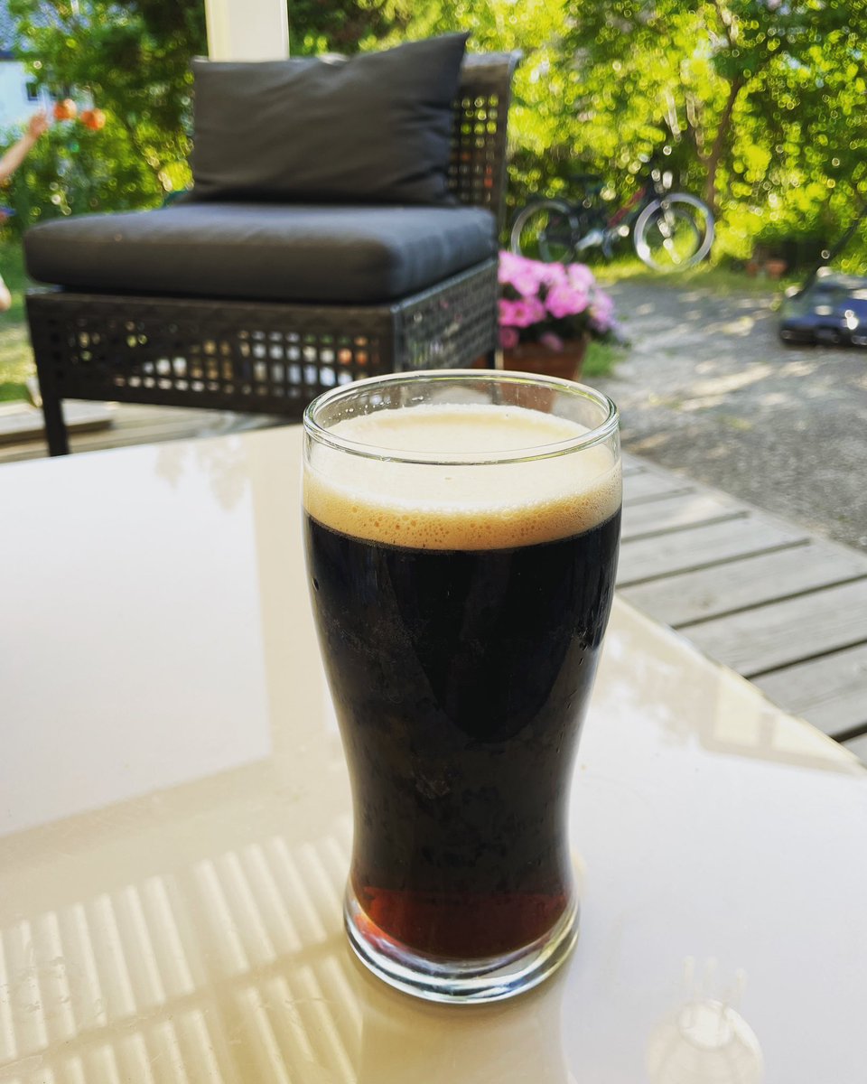 Well, a #pint of #Guiness on the porch to round up the weekend. (Yeah I know it might seem that I'm not doing anything else, but hey I'm doing a lot of things between pints.) #Cheers !